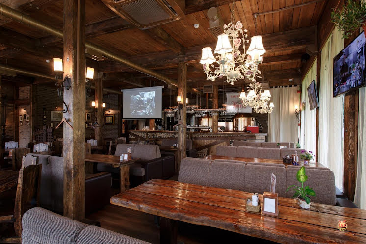 Основной зал в «Место Встречи на Загребском Бульваре» фотография №4