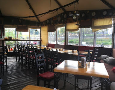  ресторан Tom Sawyer Veranda