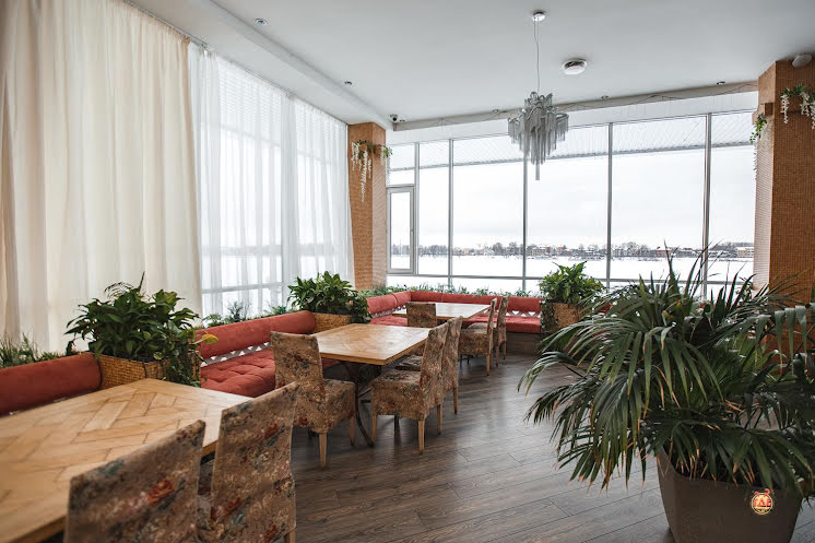 Зал ресторана «Volga-Волга» в «Волга & Ванильное небо» фотография №2