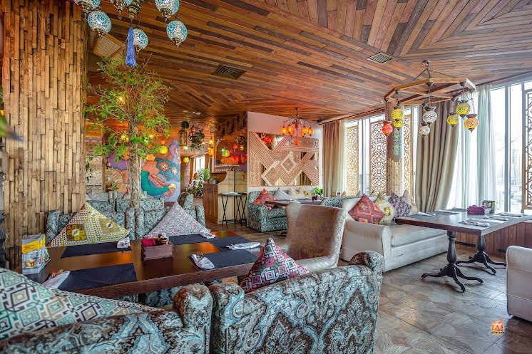 Основной зал ресторана  в «Чайхана Инжир на Каланчевской» фотография №9