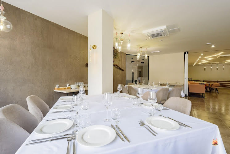 Основной зал  в «Divine на Карла Маркса» фотография №3