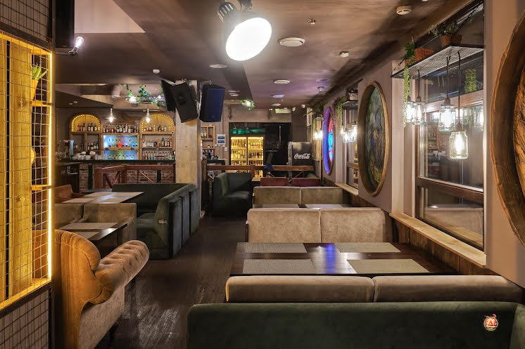 Основной зал в «Корова на бочке на 70 лет Октября» фотография №7