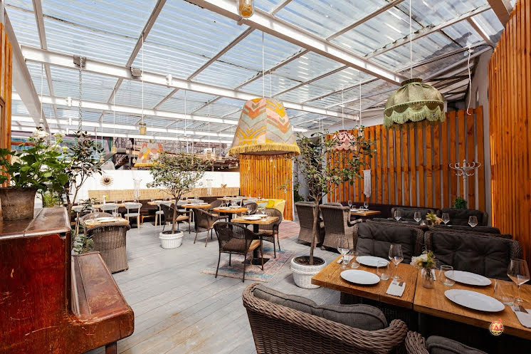 Большая летняя веранда в «Food Embassy» фотография №7