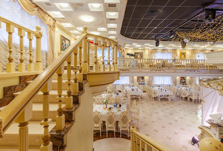 Основной зал ресторана  в Малый зал ресторана