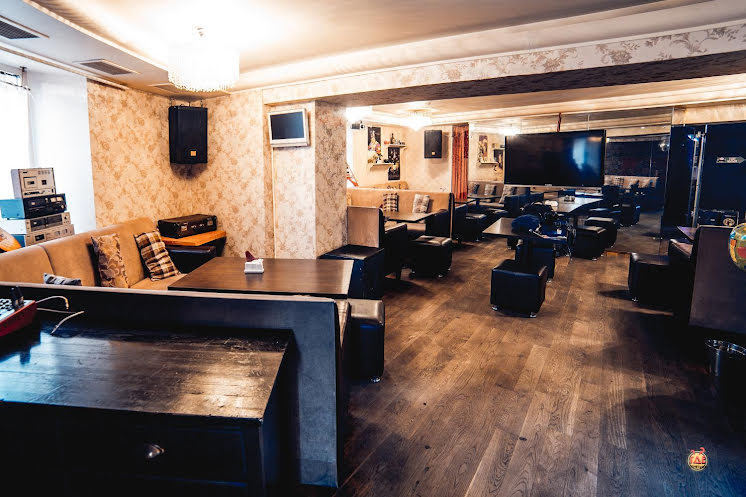 Основной зал в «Руки ВВерх! Бар на Грибоедова» фотография №3