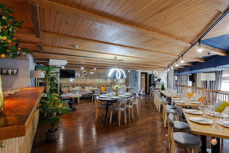 Зал на 2 этаже в «Food Embassy» фотография №7