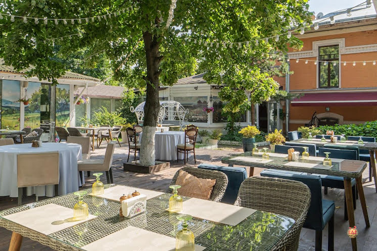 Крытая галерея и цветущий сад в «Поляна» фотография №5