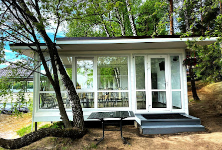 Застекленная беседка у воды  в Коричневая беседка 