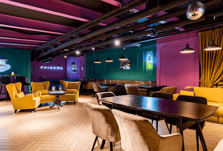 Зал "Френдс" в Зал "Африка"