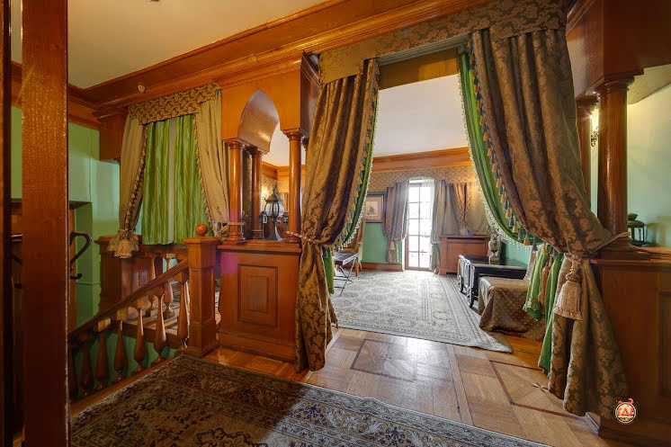 Зал с антикварным камином и комнатой отдыха в «Усадьба» фотография №3