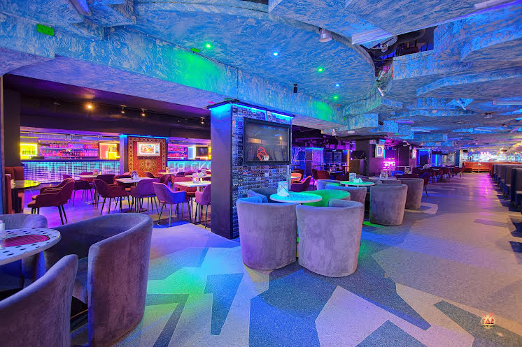 Основной зал  в «Руки ВВерх! Бар на Московском» фотография №15