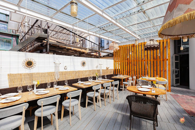 Большая летняя веранда в «Food Embassy» фотография №10