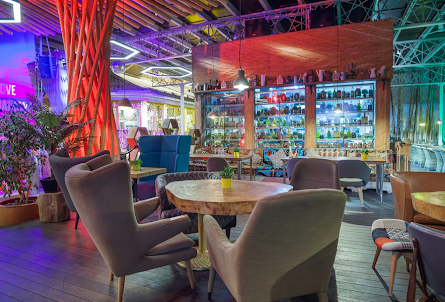 Ханский  в Зал с камином 