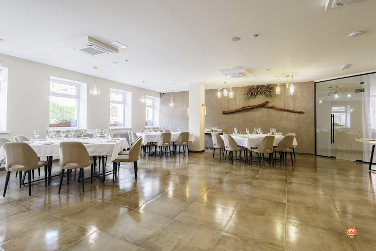 Основной зал  в «Divine на Карла Маркса» фотография №14