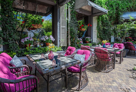 Летний дворик в VIP-зал