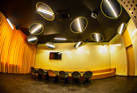 Желтый зал в Оранжевый зал