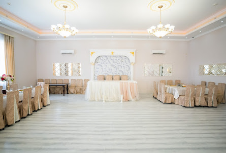 Зал на 2 этаже в Зал на 1 этаже