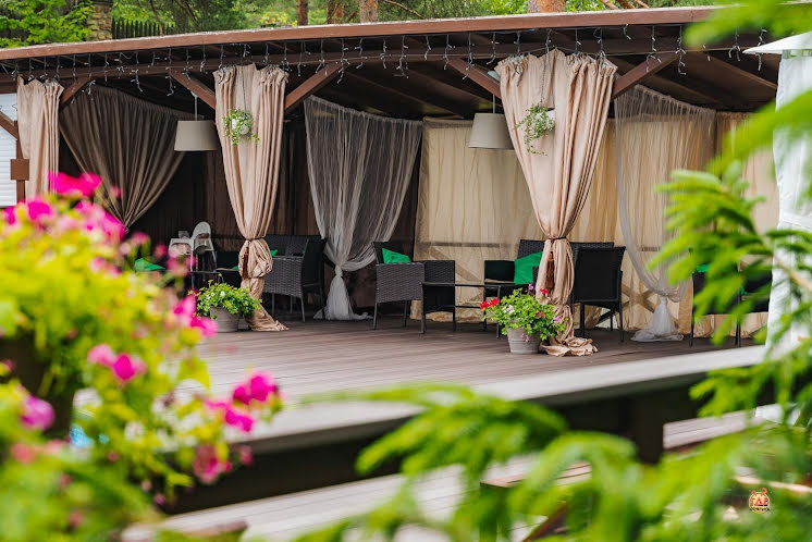 LOUNGE-ЗОНА у открытого бассейна  в «Старая Мельница» фотография №4