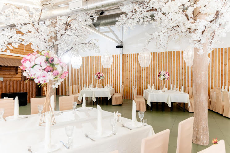 Зал «Яблоневый сад» в «Валенок» фотография №1