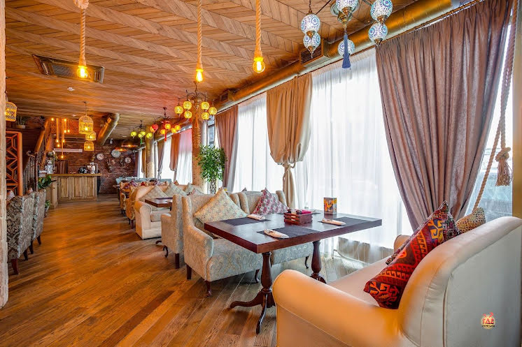 Основной зал ресторана  в «Чайхана Инжир на Каланчевской» фотография №5