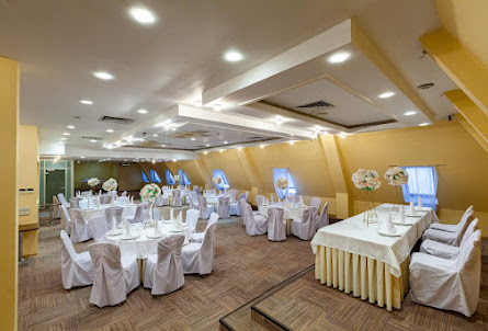 Светлый зал на 3 этаже в Домики на 15 человек