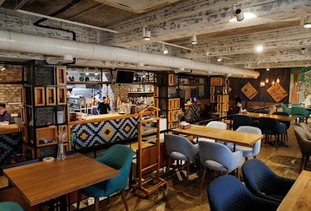 Основной зал ресторана в Юрта