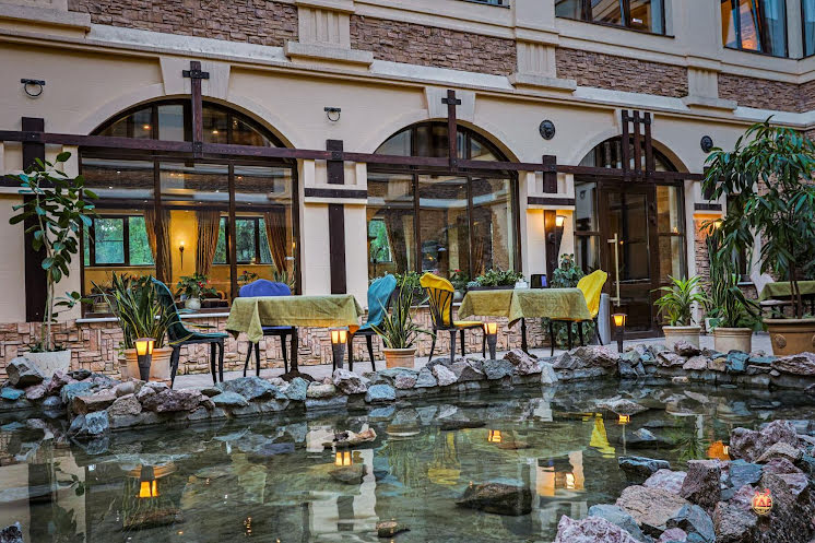 Летний дворик в «Парк-Отель Троя» фотография №6