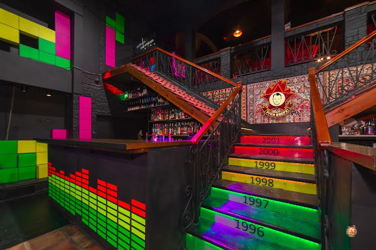 Основной зал в «Руки ВВерх! Бар» фотография №7