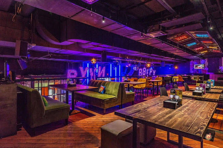 Зал ресторана  в «Руки ВВерх! Бар Автозаводская» фотография №3