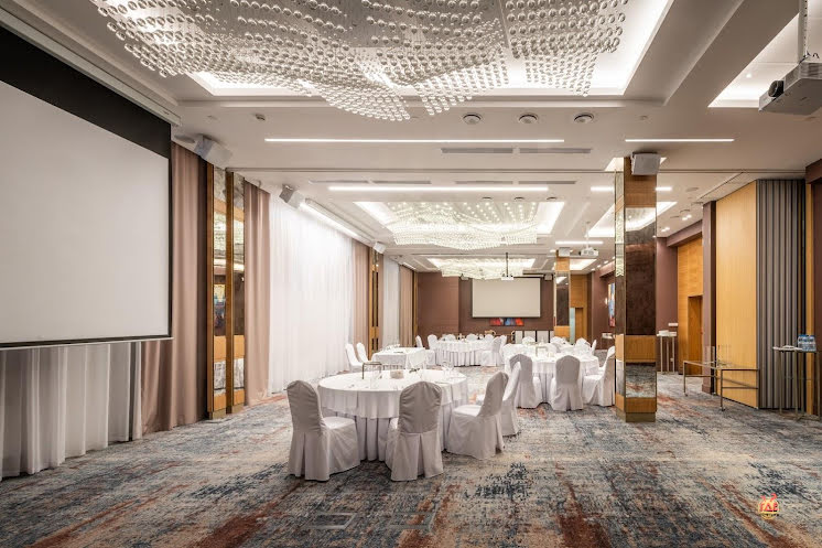 Банкетный зал Conrad Waldorf Astoria в «DoubleTree by Hilton Novosibirsk» фотография №4