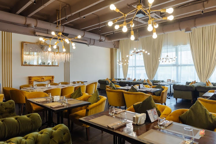 Основной зал в «Сытый лось на Коломенской» фотография №6