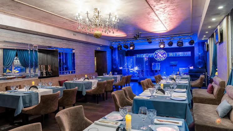 Зал со сценой  в «Noisy River» фотография №2