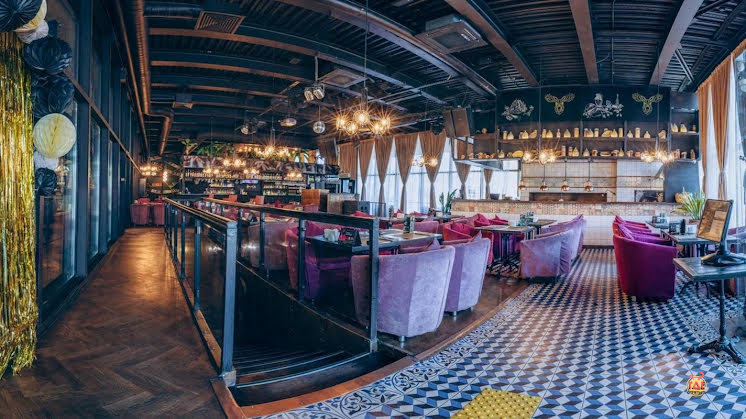 Основной зал в «Сытый лось на Люблинской» фотография №4