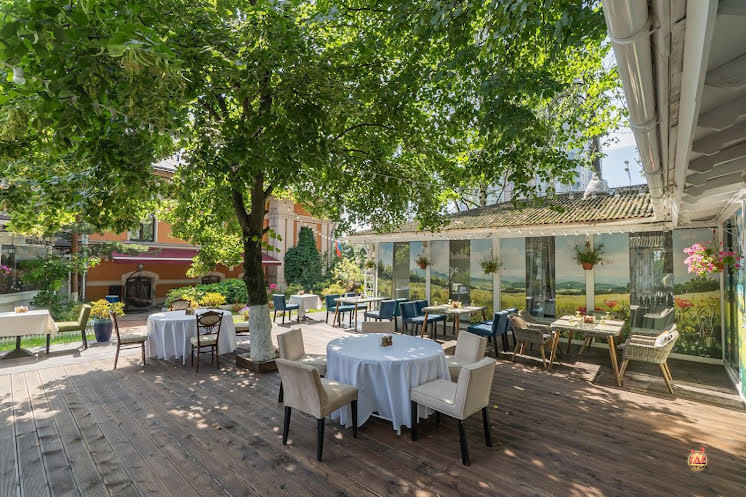 Крытая галерея и цветущий сад в «Поляна» фотография №18