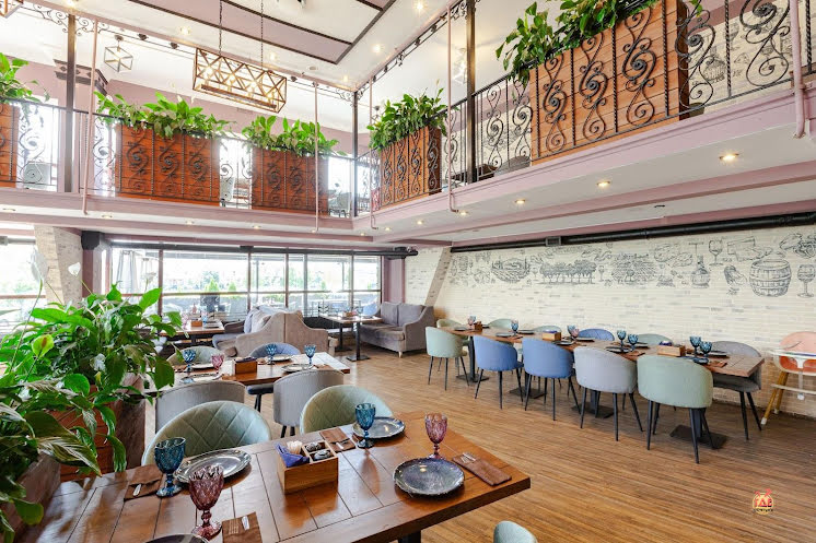 Основной зал  в «Шато Манави на Адмирала Лазарева» фотография №17