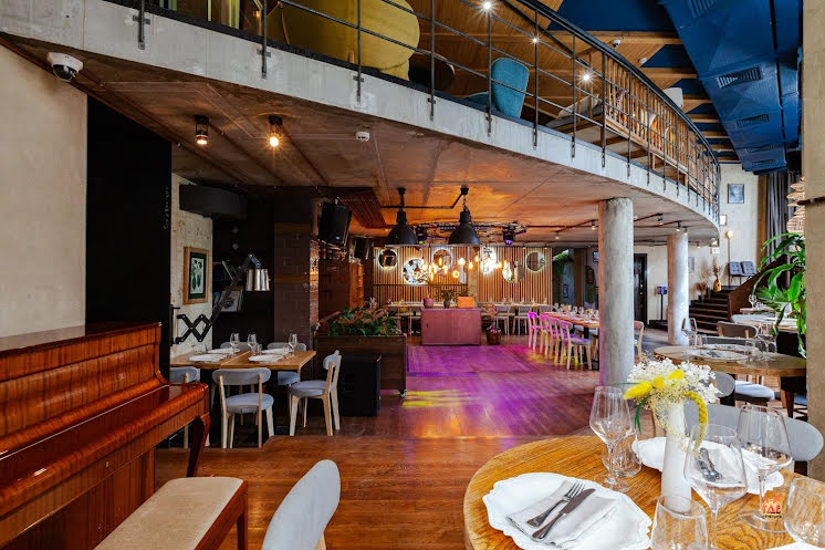 Зал на 1 этаже в «Food Embassy» фотография №1