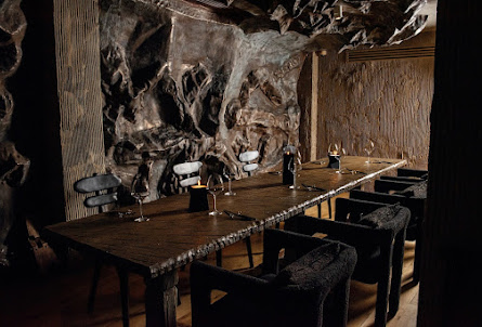 Зал «Пещера» в Каминный зал 