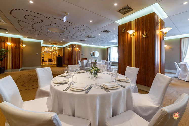 Основной зал в «Crown Hotel» фотография №6