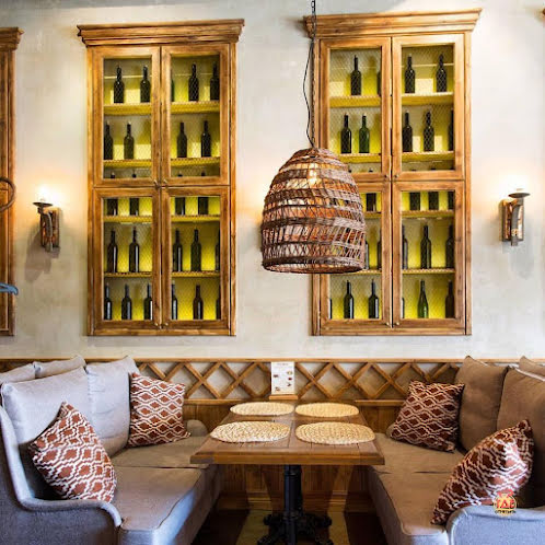 Основной зал в «Хачапури и Вино на Молодёжном» фотография №9