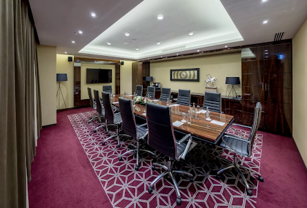 Конференц-зал "Бодрум" в Конференц-зал "Клубная переговорная"