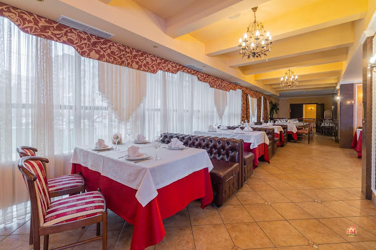 Основной зал первого этажа в «Старый Пловдив» фотография №6