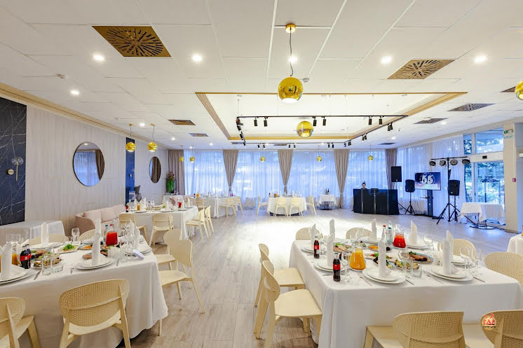 Зал ресторана в «Истра Гарден» фотография №4