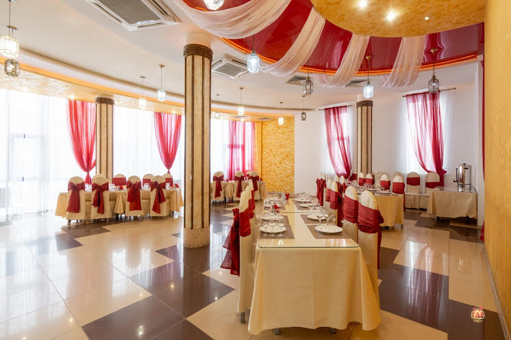 Зал «Бордовый» в «У Озера ​на Героев Космоса» фотография №2