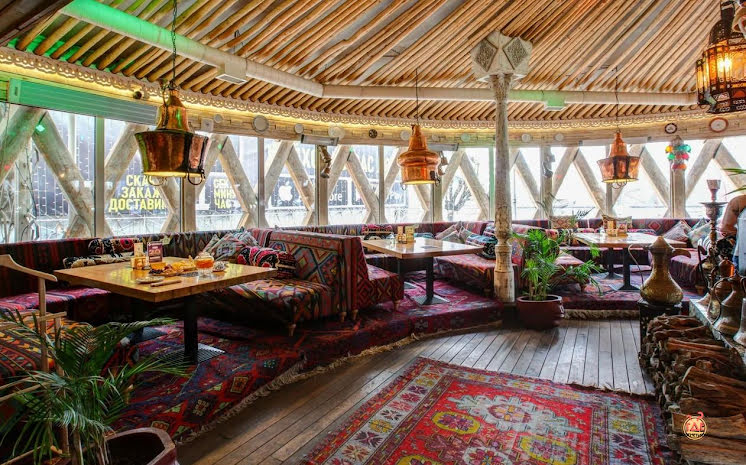 Зал с камином  в «Чайхона №1 Жуковка» фотография №4