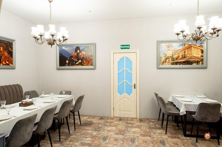 Основной зал в «Иверия на Комарова» фотография №7