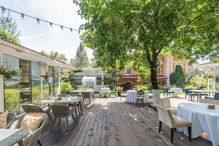 Крытая галерея и цветущий сад в «Поляна» фотография №13