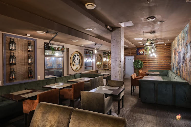 Основной зал в «Корова на бочке на 70 лет Октября» фотография №9