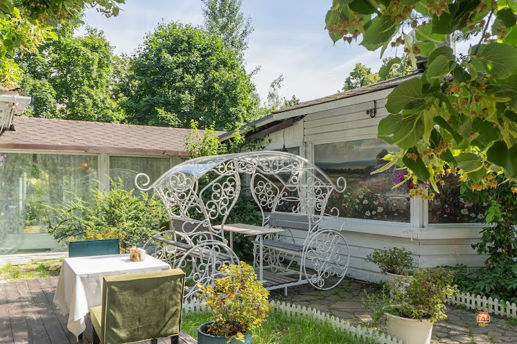 Крытая галерея и цветущий сад в «Поляна» фотография №19