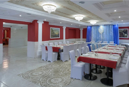 Зал на 2 этаже в Зал на 1 этаже