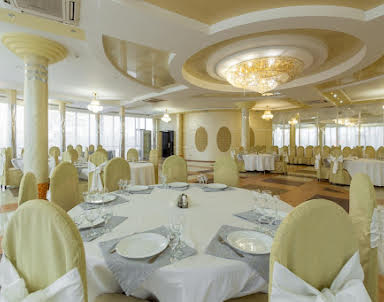  ресторан У Озера ​на Героев Космоса